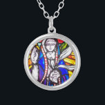Verbleibendes Glasdesign mit religiöser Abbildung. Versilberte Kette<br><div class="desc">Christliches Kirchenfenster aus Buntglas bietet ein Muster reich farbiger Scheiben,  um dieses helle und farbenfrohe gestanzte Glasdesign mit der Darstellung einer religiösen Figur zu schaffen.</div>