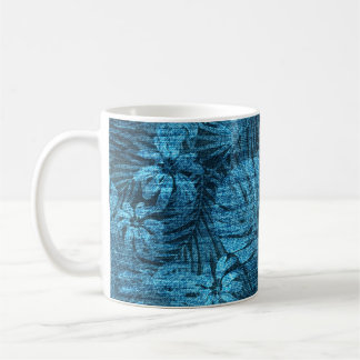 Verblichene Jeans mit tropischen Blätter Kaffeetasse