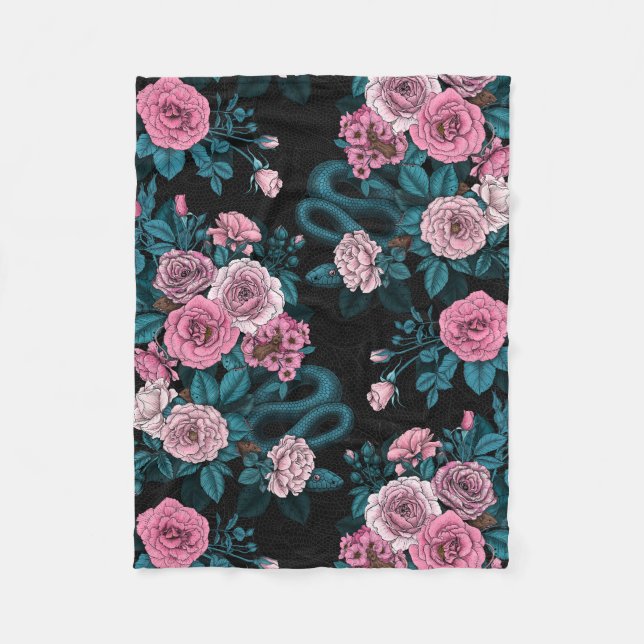 Verborgen in den Rose 2 Fleecedecke (Vorderseite)