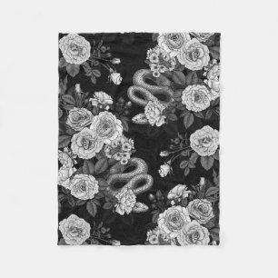 Verborgen in den Rose 3 Fleecedecke