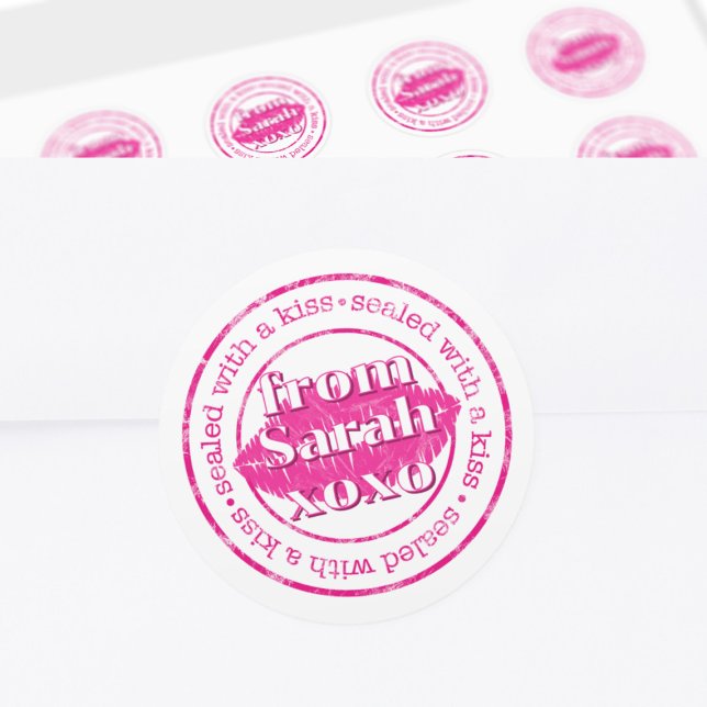 Verborgen mit Kiss Hot Pink Lips Umschlag Aufklebe Runder Aufkleber (Sealed with a kiss stickers - just add your name)