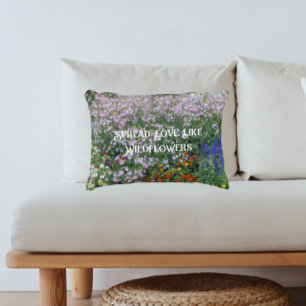 Verbreite Liebe wie Wildblumen Inspirierende Blume Dekokissen