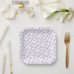 Verbundenes Lila Herzmuster gegenüber White Napkin Pappteller