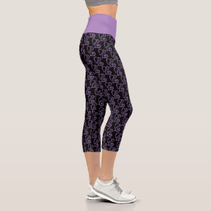 Verbundenes Lila Herzmuster über schwarzen Legging