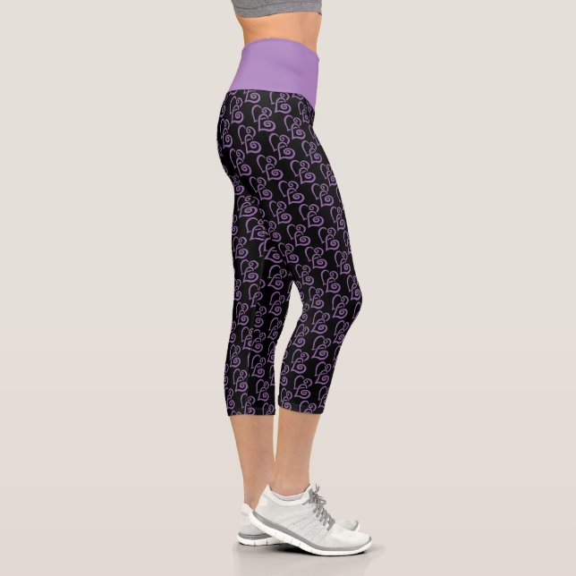 Verbundenes Lila Herzmuster über schwarzen Legging (Rechts)