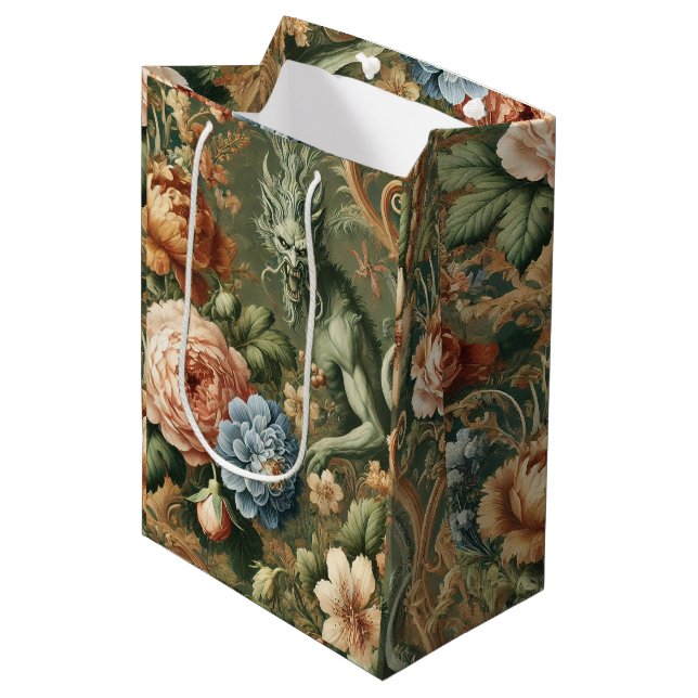 Verdant's Wrath - Mythisches Blumendesign Mittlere Geschenktüte (Vorderseite Schrägansicht)
