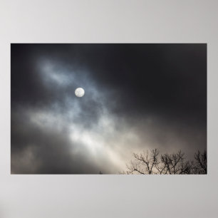 Verdeckte Sonne an einem wolkigen Morgen Poster
