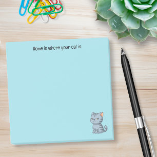 Verdrießliche Graue Tabby-Katze mit individuellem Post-it Klebezettel