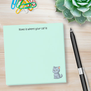 Verdrießliche Graue Tabby-Katze mit individuellem  Post-it Klebezettel