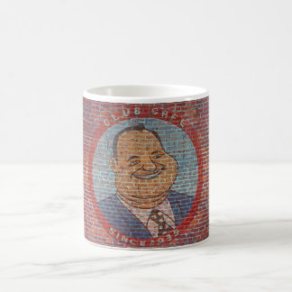 Verein-Café-fetter Mann auf Ziegelstein-Wand-Tasse Kaffeetasse