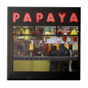 Vereinigte Staaten, New York. Gray's Papaya: Fenst Fliese