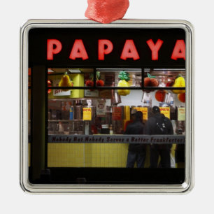 Vereinigte Staaten, New York. Gray's Papaya: Fenst Silbernes Ornament
