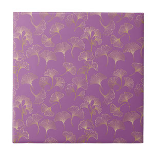 Verfeinertes Gold-Ginkgo-Blattmotiv auf violettem Fliese