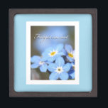 Vergessen-Me-Not-Foto in blau Schmuckkiste<br><div class="desc">Adorable Foto von vergessenen Blume auf einem Baby-blauen Hintergrund. Personalisieren Sie mit ihrem Namen für ein unvergessliches Geschenk.</div>