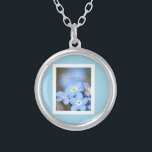 Vergessen-Me-Not-Foto in blau Versilberte Kette<br><div class="desc">Adorable Foto von vergessenen Blume auf einem Baby-blauen Hintergrund. Personalisieren Sie mit ihrem Namen für ein unvergessliches Geschenk.</div>