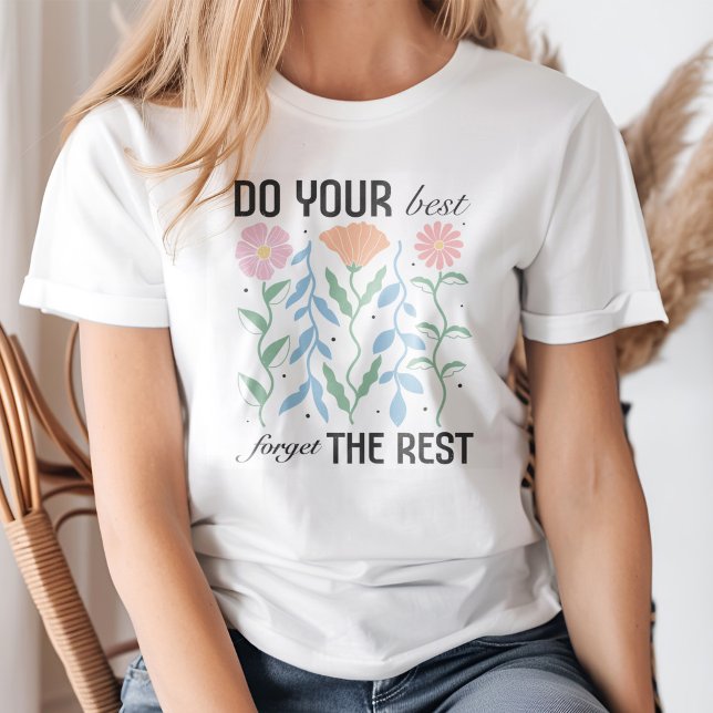 "Vergiss die Erholung am besten" Boho Floral T-Shirt (Young blond woman wearing a "Do Your Best Forget the Rest" Boho Floral T-Shirt.)