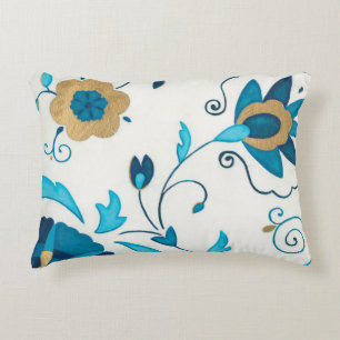 Vergoldete Indigo-Blumen mit weißem Hintergrund Dekokissen