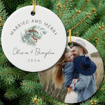 Verheiratet & froh Unser erstes Foto zu Weihnachte Keramik Ornament<br><div class="desc">Gedenken Sie Ihre erste Urlaubssaison zusammen mit der Keramik "Verheiratet & Merry Our First Christmas" Foto. Dieser personalisierte Sake wurde für Neuvermählte konzipiert und besticht durch sein gepflegtes Foto, das durch ein minimalistisches Design und warme saisonale Akzente gerahmt ist. Ideal für Paare aller Art, es erfasst das Wesen Ihrer Liebe...</div>