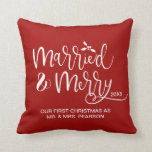 Verheiratet & froh Unser erstes Weihnachten Verhei Kissen<br><div class="desc">Unser erstes Verheiratetes Red Throw-Kissen mit "Verheirateter und fröhlicher", eleganter Schrift kann leicht mit dem neuen Nachnamen und dem Jahr von Mr. und Mrs. personalisiert werden.</div>