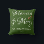 Verheiratet & froh Unser erstes Weihnachten Verhei Kissen<br><div class="desc">Unser erstes Verheiratetes Grün Throw Kissen mit "Verheiratet und fröhlich" Schrift kann leicht mit dem neuen Nachnamen und dem neuen Nachnamen von Herrn und Frau personalisiert werden. Einfach anzupassen. Bestelle noch heute!</div>