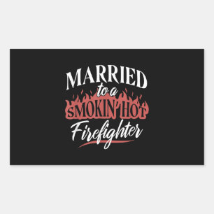 Verheiratet für einen Smokin-Feuerwehrmann Rechteckiger Aufkleber
