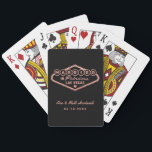 Verheiratet in der fabelhaften Las Vegas Rose Gold Spielkarten<br><div class="desc">Diese einzigartigen und lustigen, individuellen "Verheiratet in Fabulous Las Vegas" Gastgeschenk Hochzeit Spielkarten verfügen über eine Imitate Rose Gold-Folie Design inspiriert durch das Welcome to Las Vegas, Nevada" Zeichen, zusammen mit Monogramm Text, der mit dem Namen des Paares und dem Hochzeitstag personalisiert werden kann. Der schwarze Hintergrund kann geändert werden....</div>