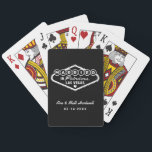 Verheiratet in der fabulous Las Vegas Black Weddin Spielkarten<br><div class="desc">Diese einzigartigen und lustigen, individuellen "Verheiratet in Fabulous Las Vegas" Gastgeschenk Hochzeit Spielkarten verfügen über ein Design, das durch das Welcome to Las Vegas, Nevada inspiriert wird, zusammen mit dem Monogramm Text, der mit dem Namen des Paares und dem Hochzeitstag personalisiert werden kann. Die Farben Schwarz und Weiß können geändert...</div>