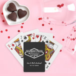 Verheiratet in der fabulous Las Vegas Black Weddin Spielkarten<br><div class="desc">Diese einzigartigen und lustigen, individuellen "Verheiratet in Fabulous Las Vegas" Gastgeschenk Hochzeit Spielkarten verfügen über ein Design, das durch das Welcome to Las Vegas, Nevada inspiriert wird, zusammen mit dem Monogramm Text, der mit dem Namen des Paares und dem Hochzeitstag personalisiert werden kann. Die Farben Schwarz und Weiß können geändert...</div>