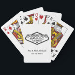 Verheiratet in der fabulous Las Vegas White Weddin Spielkarten<br><div class="desc">Diese einzigartigen und lustigen, individuellen "Verheiratet in Fabulous Las Vegas" Gastgeschenk Hochzeit Spielkarten verfügen über ein Design, das durch das Welcome to Las Vegas, Nevada inspiriert wird, zusammen mit dem Monogramm Text, der mit dem Namen des Paares und dem Hochzeitstag personalisiert werden kann. Die Farben Schwarz und Weiß können geändert...</div>