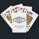 Verheiratet in der fabulous Las Vegas White Weddin Spielkarten<br><div class="desc">Diese einzigartigen und lustigen, individuellen "Verheiratet in Fabulous Las Vegas" Gastgeschenk Hochzeit Spielkarten verfügen über ein Design, das durch das Welcome to Las Vegas, Nevada inspiriert wird, zusammen mit dem Monogramm Text, der mit dem Namen des Paares und dem Hochzeitstag personalisiert werden kann. Die Farben Schwarz und Weiß können geändert...</div>