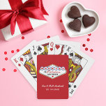 Verheiratet in Fabulous Las Vegas Red Wedding Mono Spielkarten<br><div class="desc">Diese einzigartigen und lustigen Gastgeschenk Hochzeiten "Verheiratet in Fabulous Las Vegas" sind mit einem Monogramm der Braut- und Bräutigam-Namen,  Hochzeitstermine und einem weißen Hintergrund versehen. Schwarz,  Weiß,  Rot,  Blau,  Gelb und Grau.</div>