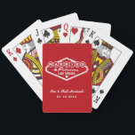 Verheiratet in Fabulous Las Vegas Red Wedding Spielkarten<br><div class="desc">Diese einzigartigen und lustigen, individuellen "Verheiratet in Fabulous Las Vegas" Gastgeschenk Hochzeit Spielkarten verfügen über ein Design, das durch das Welcome to Las Vegas, Nevada inspiriert wird, zusammen mit dem Monogramm Text, der mit dem Namen des Paares und dem Hochzeitstag personalisiert werden kann. Die Farben Rot und Weiß können geändert...</div>