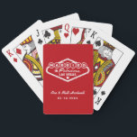 Verheiratet in Fabulous Las Vegas Red Wedding Spielkarten<br><div class="desc">Diese einzigartigen und lustigen, individuellen "Verheiratet in Fabulous Las Vegas" Gastgeschenk Hochzeit Spielkarten verfügen über ein Design, das durch das Welcome to Las Vegas, Nevada inspiriert wird, zusammen mit dem Monogramm Text, der mit dem Namen des Paares und dem Hochzeitstag personalisiert werden kann. Die Farben Rot und Weiß können geändert...</div>