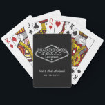 Verheiratet in fabulous Las Vegas Silver Wedding Spielkarten<br><div class="desc">Diese einzigartigen und lustigen Gastgeschenk Hochzeiten "Verheiratet in Fabulous Las Vegas" sind mit einem silbernen Imitat-Folie-Design inspiriert durch das Welcome to Las Vegas,  Nevada" Zeichen,  zusammen mit Monogramm Text,  der mit dem Namen des Paares und dem Hochzeitstag personalisiert werden kann. Die schwarze Hintergrundfarbe kann geändert werden.</div>