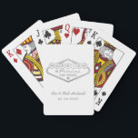Verheiratet in fabulous Las Vegas Silver White Wed Spielkarten<br><div class="desc">Diese einzigartigen und lustigen Gastgeschenk Hochzeiten "Verheiratet in Fabulous Las Vegas" sind mit einem silbernen Imitat-Folie-Design inspiriert durch das Welcome to Las Vegas,  Nevada" Zeichen,  zusammen mit Monogramm Text,  der mit dem Namen des Paares und dem Hochzeitstag personalisiert werden kann. Weiße Hintergrundfarbe kann geändert werden.</div>