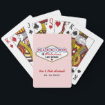 Verheiratet in Fabulous Las Vegas Wedding Monogram Spielkarten<br><div class="desc">Diese einzigartige und lustige Gastgeschenk Hochzeit "Verheiratet in Fabulous Las Vegas" Spielkarten mit einem Monogramm der Braut und Bräutigam Namen und Hochzeitdaten und einem hellrosa Hintergrund. Schwarz,  Weiß,  Rot,  Blau,  Gelb und Grau.</div>