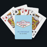 Verheiratet in Fabulous Las Vegas Wedding Monogram Spielkarten<br><div class="desc">Diese einzigartigen und lustigen Gastgeschenk Hochzeiten "Verheiratet in Fabulous Las Vegas" sind mit einem Monogramm der Braut- und Bräutigam-Namen,  Hochzeitstermine und einem hellblauen Hintergrund versehen. Schwarz,  Weiß,  Rot,  Blau,  Gelb und Grau.</div>