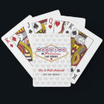 Verheiratet in Fabulous Las Vegas Wedding Monogram Spielkarten<br><div class="desc">Maßgeschneiderte "Verheiratet in Fabulous Las Vegas" Gastgeschenk Hochzeit Spielkarten mit einem Monogramm der Braut und Bräutigam Namen,  Hochzeiten und gemusterten Hintergrund. Schwarz,  Rot,  Blau,  Gelb und Grau.</div>