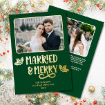Verheiratet Merry 1. Weihnachten Neu verheiratetes Folien Feiertagskarte<br><div class="desc">Verheiratete und fröhliche Die Grußkarte aus dem 2-Foto-vergoldeten 2--Weihnachtsjubiläum in Waldgrün ist die perfekte Art, ein frisch vermähltes Ehepaar zu feiern, mit seinem sauberen und modernen Schriftart mit heiligen Blätter und Beeren sowie einer personalisierten Botschaft auf der Rückseite. Die spielerische "Verheiratete und fröhliche" Botschaft ist eine nachdenkliche und sentimentale Art,...</div>