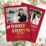 Verheiratet Merry 1. Weihnachten Neu verheiratetes Folien Feiertagskarte<br><div class="desc">Verheiratete und fröhliche Weihnachten 2-Foto-Weihnachtsgrüße in Weihnachten Rot ist der perfekte Weg, um ein frisch verheiratetes Ehepaar Weihnachten zu feiern, mit seinem sauberen und modernen Schriftart mit heiligen Blätter und Beeren sowie einer personalisierten Botschaft auf der Rückseite. Die spielerische "Verheiratete und fröhliche" Botschaft ist eine nachdenkliche und sentimentale Art, gemeinsam...</div>
