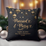 Verheiratet Merry 1. Weihnachten Neu verheiratetes Kissen<br><div class="desc">Sie suchen eine Möglichkeit, Ihren Lieben das erste Weihnachtsfest als verheiratetes Paar extra zu machen? Dieses "Unser erstes Verheiratetes und gemütliches Weihnachten" Kissen mit Goldverzierungen auf schwarzem Hintergrund ist die perfekte Geschenkidee! Mit seinem sauberen und modernen Schriftart und den klassischen Ferienfarben fügt dieses Kissen eine festliche Touch zu jedem Dekor...</div>