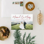 Verheiratet & Merry Brush Script Weihnachten Foto<br><div class="desc">Diese stilvolle und elegante Urlaubskarte bietet Ihr Lieblings-Foto gepaart mit elegantem Stil nach oben mit einem verblassten weißen Farbverlauf,  um Ihren Text zu markieren. Auf der Rückseite befindet sich eine nahtlose Collage aus 2 Fotos,  die Platz für Ihre personalisierte Note bietet. Alle Schriftart und Farben sind vollständig anpassbar.</div>