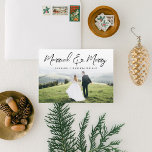 Verheiratet & Merry Brush Script Weihnachten Foto<br><div class="desc">Diese stilvolle und elegante Urlaubskarte bietet Ihr Lieblings-Foto gepaart mit elegantem Stil nach oben mit einem verblassten weißen Farbverlauf,  um Ihren Text zu markieren. Auf der Rückseite befindet sich eine nahtlose Collage aus 2 Fotos,  die Platz für Ihre personalisierte Note bietet. Alle Schriftart und Farben sind vollständig anpassbar.</div>