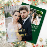 Verheiratet Merry Newlyweds 1. Weihnachtslied Foto Folien Feiertagskarte<br><div class="desc">Diese Verheiratete und fröhliche 2-Foto-Goldfolienkarte mit Herz ist der perfekte Weg, um ein frisch vermähltes Ehepaar zu feiern, mit seinem sauberen und modernen Schriftart und den klassischen Urlaubstönen, dem Zimmer für zwei Fotos, sowie einer personalisierten Botschaft auf einem waldgrünen Hintergrund auf der Rückseite. Die spielerische "Verheiratete und fröhliche" Botschaft ist...</div>