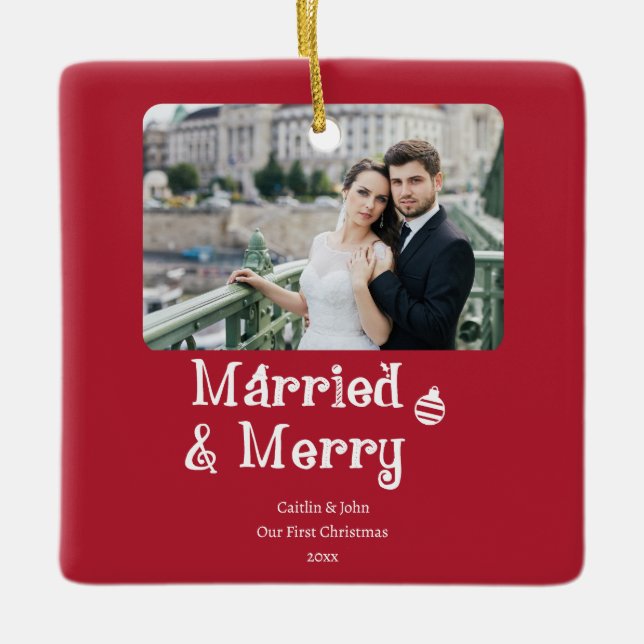Verheiratet Merry Newlyweds Erstes Weihnachts-Rote Keramikornament (Vorderseite)