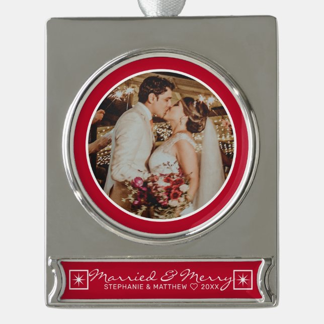 Verheiratet & Merry Wedding Foto Modernes Rotes Banner-Ornament Silber (Vorderseite)