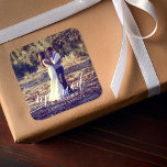 Verheiratet und froh quadratischer aufkleber<br><div class="desc">Modernes und elegantes Winterurlaubsdesign.</div>