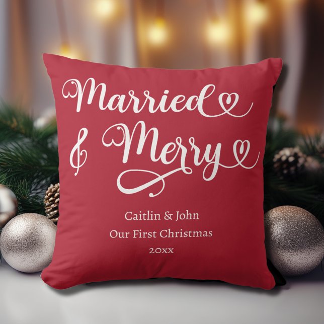 Verheiratet und fröhlich Unser erstes Weihnachten  Kissen (Married & Merry custom newlywed couple our first Christmas together in red with white typography.)