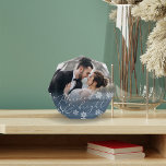 Verheiratet und hell | Weihnachtsfeier Fotoblock<br><div class="desc">Ein wunderschöner,  individueller Sake für frisch verheiratete Jungen mit Schneeflocken auf einem romantisch staubigen blauen Farbverlauf. "Verheiratet & hell" erscheint im eleganten weißen Schriftzeichen. Ein einzigartiger Sake für Ihre erste verheiratete Weihnachtszeit.</div>