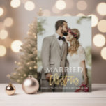 VERHEIRATETE CHRISTMAS-Hochzeitsankündigung Feiertagskarte<br><div class="desc">Kartendesign mit einem Foto der Braut und des Bräutigams und eleganter goldener Pinseltypografie. Text und Farben können personalisiert sein.</div>